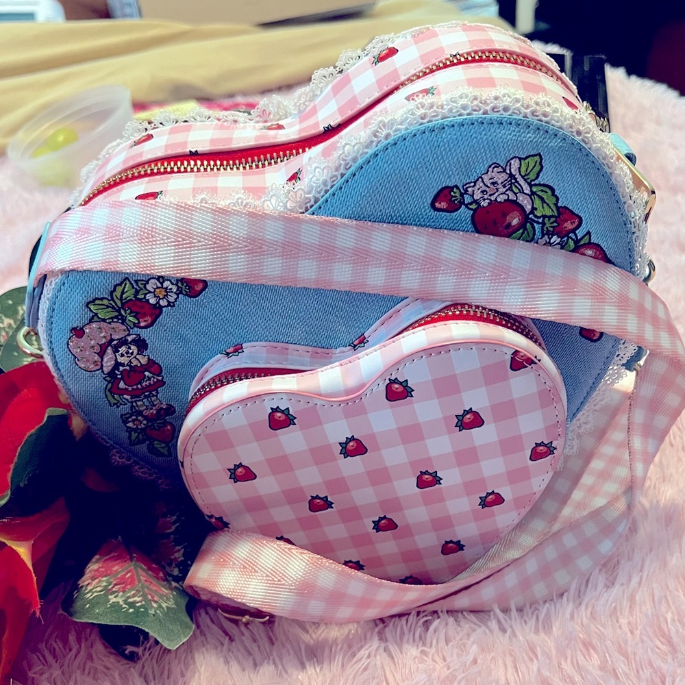 LOUNGEFLY STRAWBERRY SHORTCAKE COLLECTIBLE HEART SHAPED CRSSBDY/ BNWOT W/STRAP